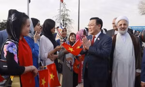 Chủ tịch Quốc hội thăm Đại sứ quán, cộng đồng người Việt tại Iran