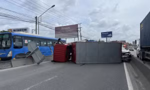 Xe tải tông dải phân cách, lật nhào rồi văng trúng ô tô 7 chỗ, QL1 ùn tắc nghiêm trọng