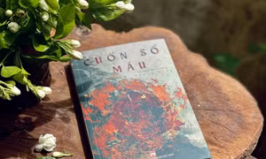 Bất ngờ và quen thuộc với tác giả 'Cuốn sổ máu'