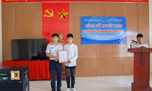 Lữ đoàn 170 Vùng 1 Hải quân nhận đỡ đầu con ngư dân tại Vân Đồn