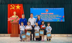 "Hành trình về nguồn" đến với "Địa chỉ đỏ" và trao quà đỡ đầu trẻ em có hoàn cảnh khó khăn tại TX Đông Triều