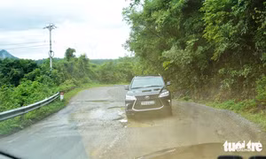 Đào phá quốc lộ tạo 'ổ gà' bẫy xe để... tăng doanh số vá lốp