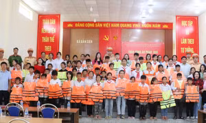 Tặng quà, khám chữa bệnh miễn phí cho nhân dân xã Bản Sen