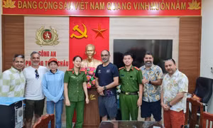 Công an phường Tuần Châu (TP Hạ Long) trao trả lại tài sản cho du khách nước ngoài