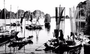 Thuyền và biển - Đá và nước