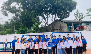 Gắn biển công trình sân vui chơi cho thanh thiếu nhi tại xã Đồng Sơn (TP Hạ Long)