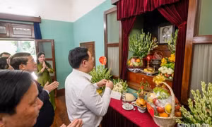 Chủ tịch Quốc hội dâng hương tưởng niệm Chủ tịch Hồ Chí Minh
