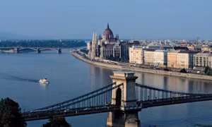 Hungary: Cầu Xích Szechenyi - biểu tượng ở thủ đô Budapest mở cửa lại