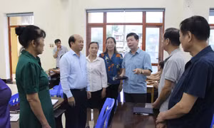 Trưởng Ban Nội chính Tỉnh ủy dự sinh hoạt Chi bộ khu phố 2, thị trấn Ba Chẽ