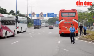 Xử phạt nhiều ô tô ngang nhiên dừng đón khách