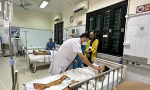 Nổ điện thoại khi sạc, người phụ nữ bị vỡ nhãn cầu và cụt ngón tay