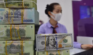 Giá USD ngân hàng bật tăng cao, USD tự do giảm mạnh