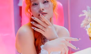 Đông Nhi làm thầy bói online cho tlinh trong MV mới