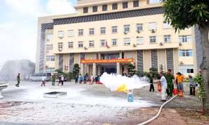 Công an TP Uông Bí: Trao tặng 224 bình chữa cháy cho các gia đình khó khăn