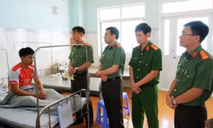 Bắt đối tượng xông vào trụ sở chém trung úy công an bị thương