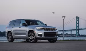 Hàng loạt xe Jeep Cherokee bị triệu hồi do lỗi trục lái gây mất kiểm soát