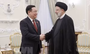 Chủ tịch Quốc hội Vương Đình Huệ hội kiến Tổng thống Iran