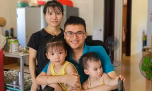 Ngồi xe lăn ở Quảng Bình, nhận lương từ Singapore