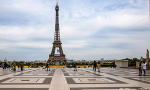 Pháp sơ tán khẩn cấp tại khu vực tháp Eiffel vì đe dọa đánh bom