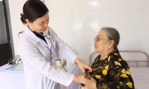 Nữ Trạm trưởng Y tế học và làm theo lời Bác Hồ dạy