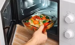 Những mối nguy tiềm ẩn khi dùng lò vi sóng hâm nóng thức ăn mà ít ai biết