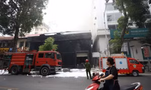 Cháy quán bar ở Hà Nội, hàng trăm người phải sơ tán 