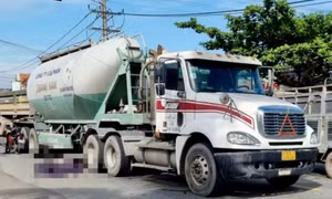 Xe máy va chạm xe đầu kéo ở Cầu Xéo, người đàn ông tử vong tại chỗ
