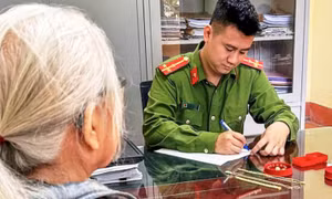 Ngăn chặn kịp thời bà cụ mang vàng đi bán chuyển tiền cho kẻ lừa đảo