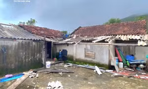 Lốc xoáy cuốn tốc mái nhiều nhà dân ở Phú Yên