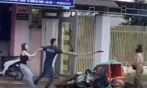 Nam thanh niên đánh đấm túi bụi, rồi cầm rựa đòi chém nữ shipper