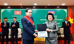 Chủ tịch Quốc hội Trần Thanh Mẫn nhận Huân chương Công trạng hạng Đại Thập tự của Nhà nước Campuchia