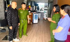 Bắt đối tượng cho vay nặng lãi tàng trữ súng và 12 viên đạn