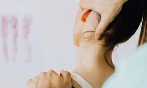Bẻ khớp cổ kêu 'rắc rắc' có giúp chữa đau vai gáy?