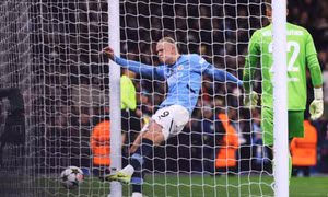 Man City bị cầm hòa dù dẫn ba bàn ở Champions League
