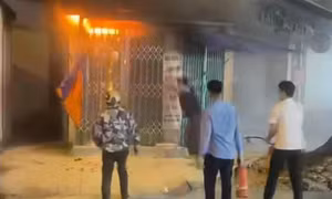 Hà Nội: Cứu hai người thoát chết trong đám cháy giữa đêm