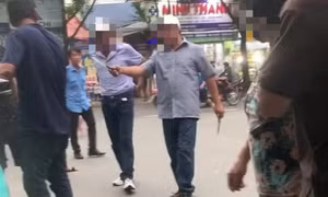Điều tra vụ 4 người cầm dao, kéo hành hung tài xế taxi ở Bệnh viện Thủ Đức