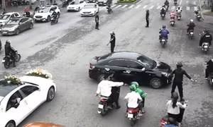 Triệu tập nhóm 'vệ sĩ' chặn đường, điều tiết cho đoàn xe đám cưới