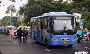 Va quẹt xe đạp, một sinh viên đi xe máy ngã xuống đường bị xe buýt cán tử vong ở Gò Vấp