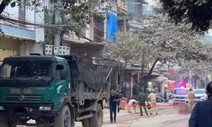 Bất ngờ ngã xuống đường, người đi xe máy bị ô tô cán tử vong