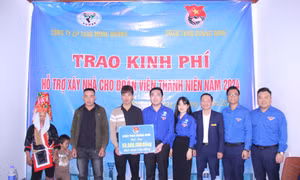 Đoàn Than trao kinh phí hỗ trợ xây nhà cho đoàn viên khó khăn