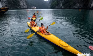 Cát Bà dừng hoạt động chèo thuyền kayak trên vịnh