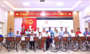 Trao tặng xe đạp, học bổng cho học sinh có hoàn cảnh khó khăn TP Cẩm Phả