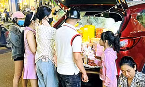 Hết trend 'túi mù', giờ lại đua nhau chi tiền triệu 'đập hộp mù'