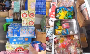 Thu giữ hơn 2.000 'túi mù' đồ chơi độc hại của trẻ em