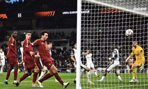 Tottenham rơi chiến thắng ở phút bù