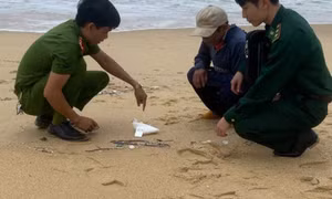 Đi nhặt ve chai trên bờ biển, phát hiện hàng nghìn viên nén nghi ma túy