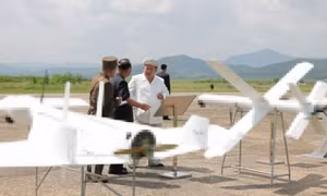 Ông Kim Jong-un yêu cầu sản xuất hàng loạt drone tự sát