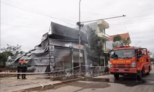 Hỏa hoạn thiêu rụi nhà xưởng, hai bà cháu kịp thoát ra ngoài 