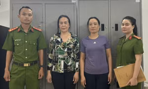 Hai phụ nữ bị bắt vì 'chạy án' vụ buôn lậu hơn 700 viên kim cương