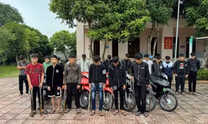Khởi tố 13 thanh, thiếu niên ở Nghệ An mang dao kiếm đuổi đánh nhau trên đường